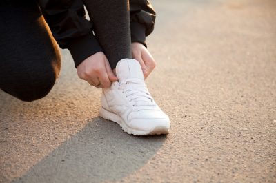 A szoros sportcipő tágítása otthoni és profi módszerekkel